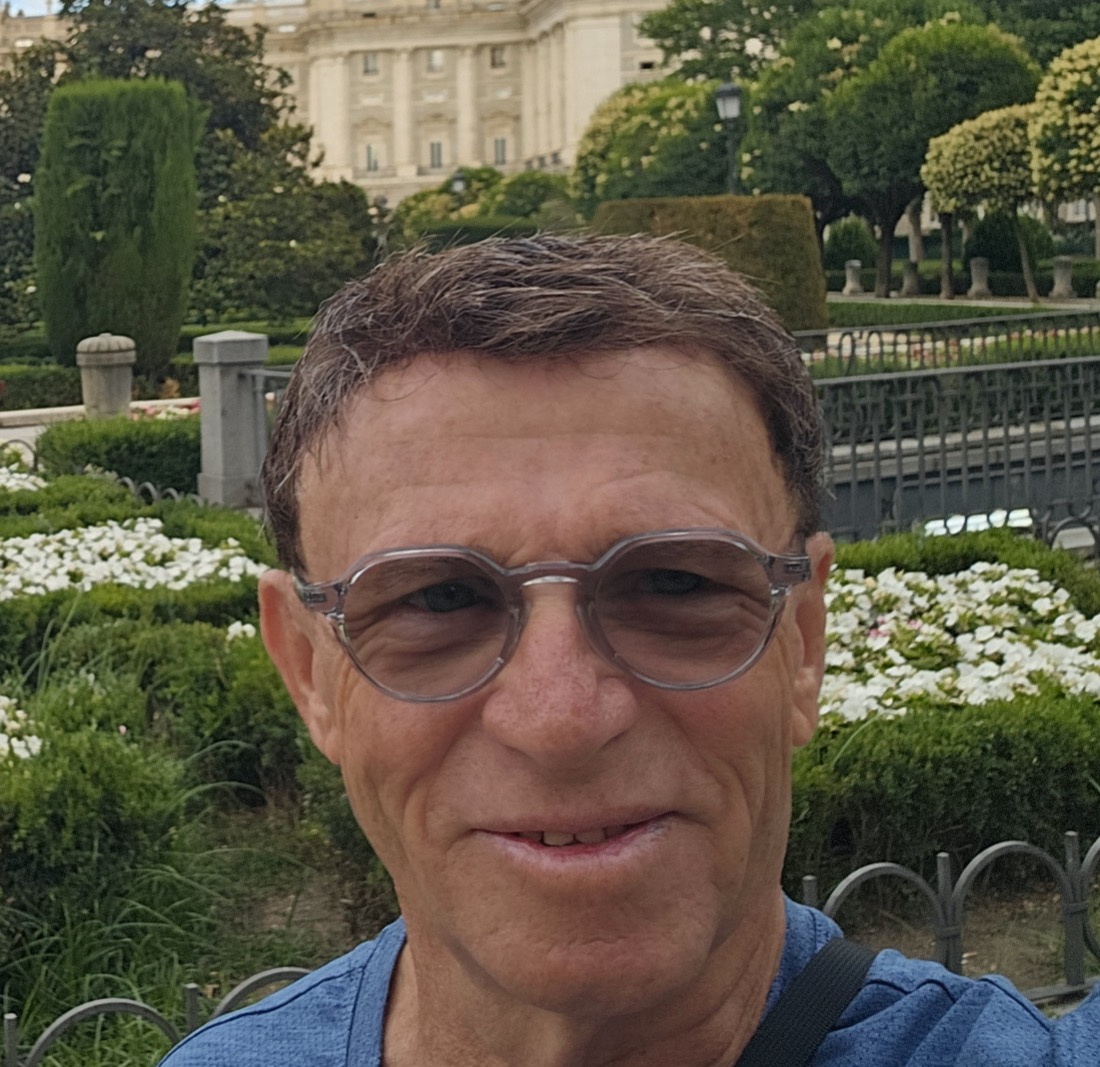 שמעון מחייך בגינה